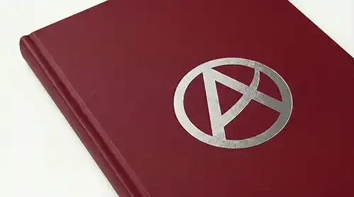 Libreta ejecutiva A5 de tapa dura cosida en color granate mate con logotipo abstracto estampado en hot-stamping plateado 16-9