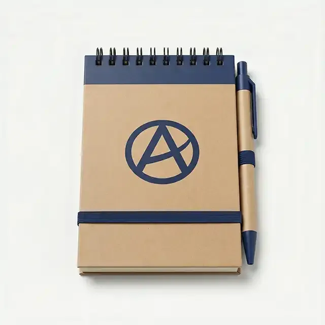 Bloc de notas de bolsillo kraft con encuadernación de anillas superiores, banda elástica, bolígrafo lateral y logotipo impreso en azul marino.
