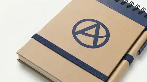 Bloc de notas de bolsillo kraft con encuadernación de anillas superiores, banda elástica, bolígrafo lateral y logotipo impreso en azul marino 16-9