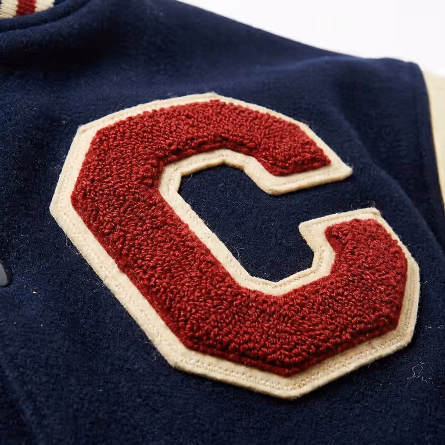 bordado chenille letra c en chaqueta universitaria