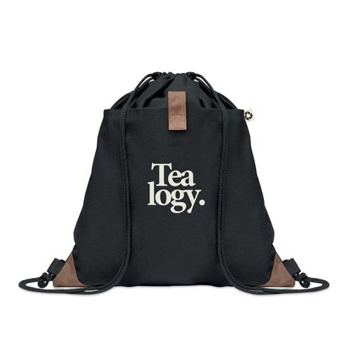 Mochila saco negra con detalles marrones y logo Tea logy en blanco.