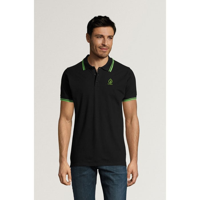 Polo negro con detalles verdes en cuello y mangas y logo bordado en el pecho.