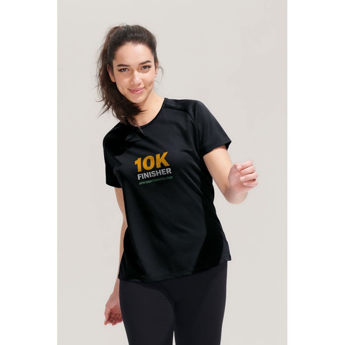Camiseta negra de manga corta con texto "10K Finisher" en amarillo y gris, usada para correr.