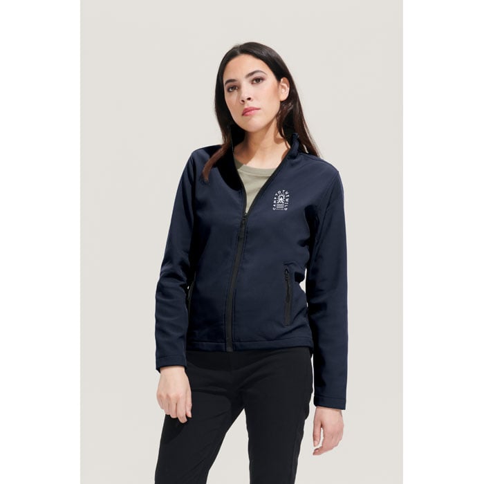 Chaqueta azul marino con cremallera y logo blanco en el pecho para mujer.