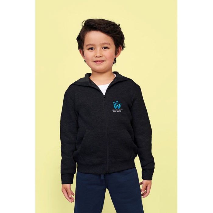 Niño con sudadera negra con capucha y cremallera con logo azul de Montseny en el pecho.