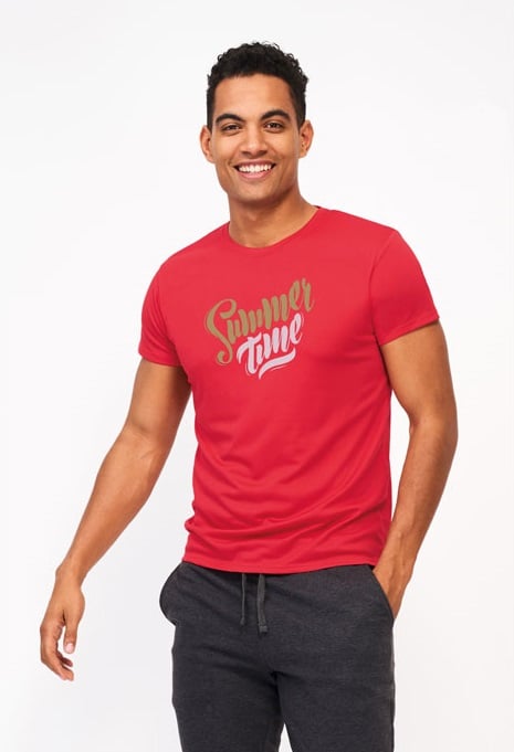 Hombre con camiseta roja de manga corta con texto "Summer Time" y pantalón deportivo gris oscuro.