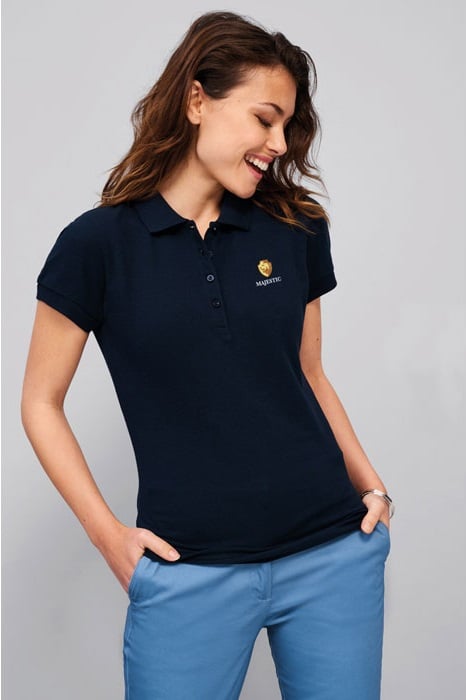 Polo azul marino de manga corta con logo bordado en dorado de Majestic.