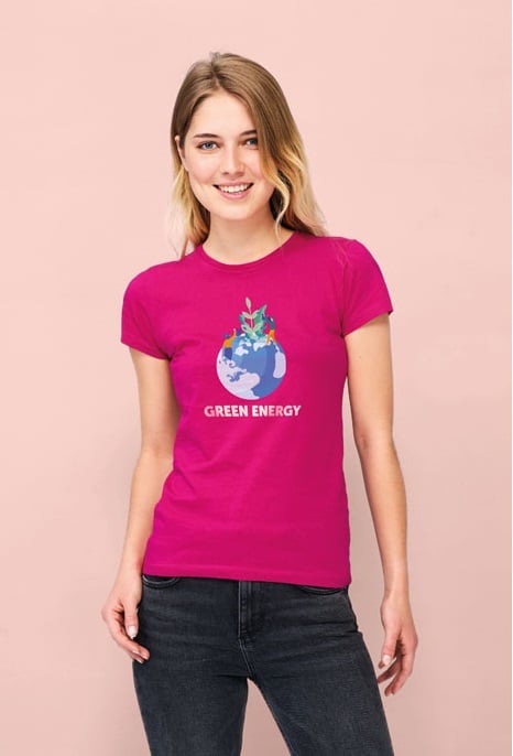 Camiseta rosa de algodón con estampado de planeta y texto "Green Energy".