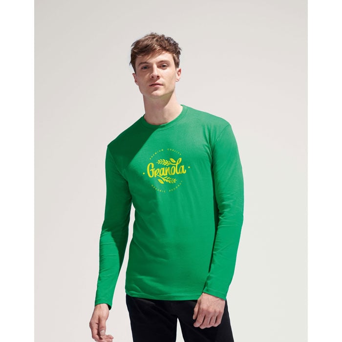 Camiseta verde de manga larga con logo amarillo Granola en el pecho.