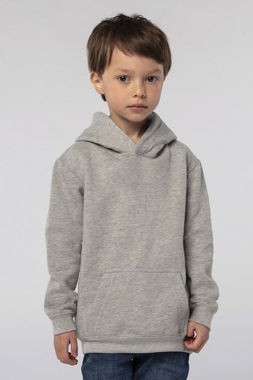Niño con sudadera gris con capucha y bolsillo frontal.