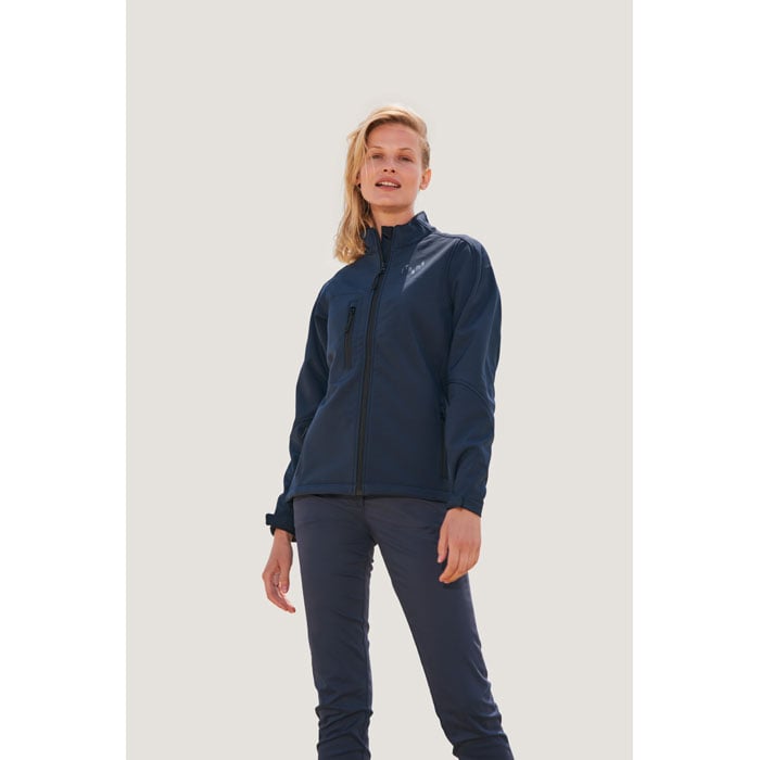 Chaqueta softshell azul marino con cremallera y bolsillos laterales, combinada con pantalones ajustados del mismo tono.