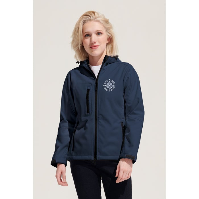 Chaqueta azul marino con capucha y cremallera frontal, con logo de rosa de los vientos blanca en el pecho.
