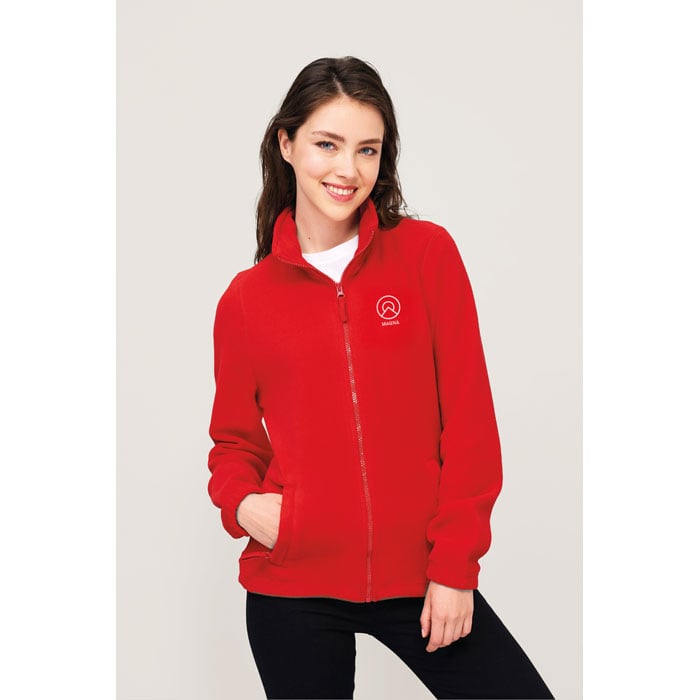 Chaqueta polar roja con cremallera y logo blanco bordado en el pecho.