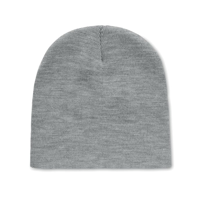 Gorro de punto gris claro sin adornos.
