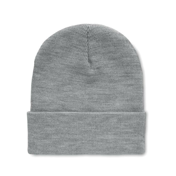 Gorro de punto gris claro con doble vuelta para invierno.