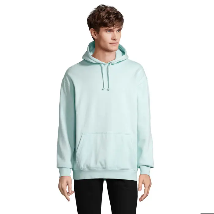 Sudadera azul claro con capucha y bolsillo delantero tipo canguro.