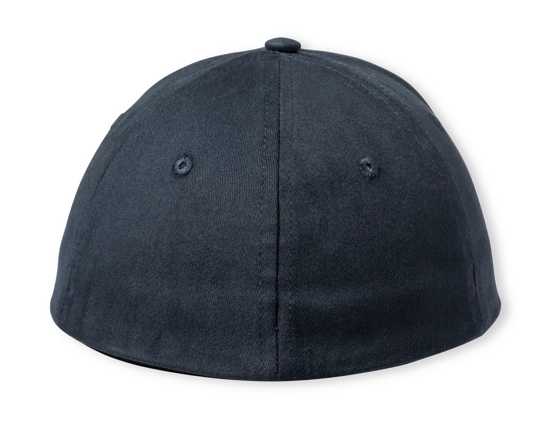 Gorra negra de tela con costuras visibles y ojales bordados.