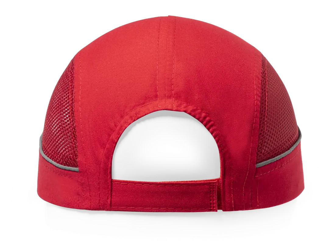 Gorra roja con paneles laterales de malla y cierre ajustable trasero.