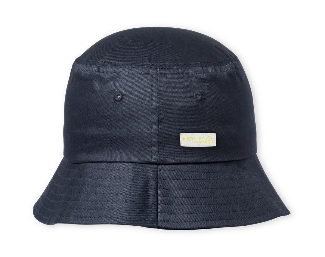 Sombrero tipo pescador azul marino de algodón reciclado con etiqueta pequeña.