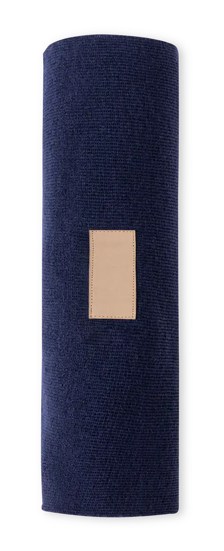 Toalla azul marino de algodón con etiqueta beige cosida en el centro.