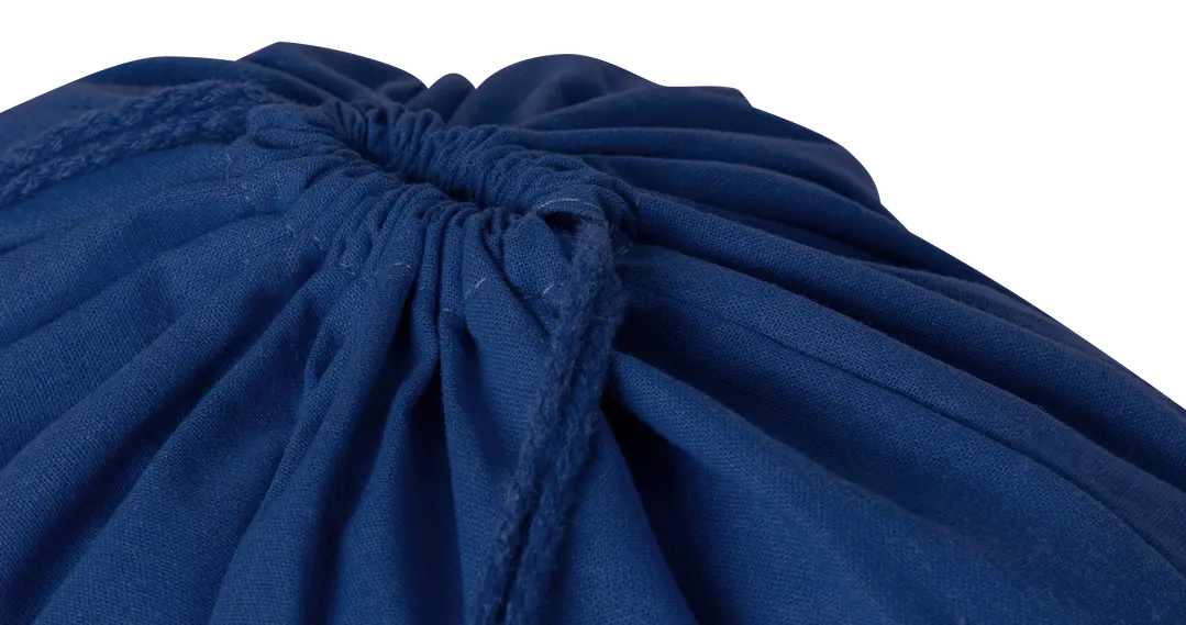 Tela azul de algodón con cordón fruncido para cierre.