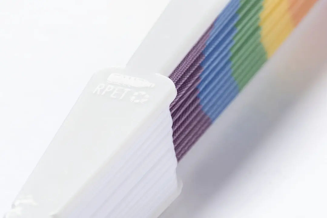 Cinta métrica blanca con cinta interior de colores y marca RPET.