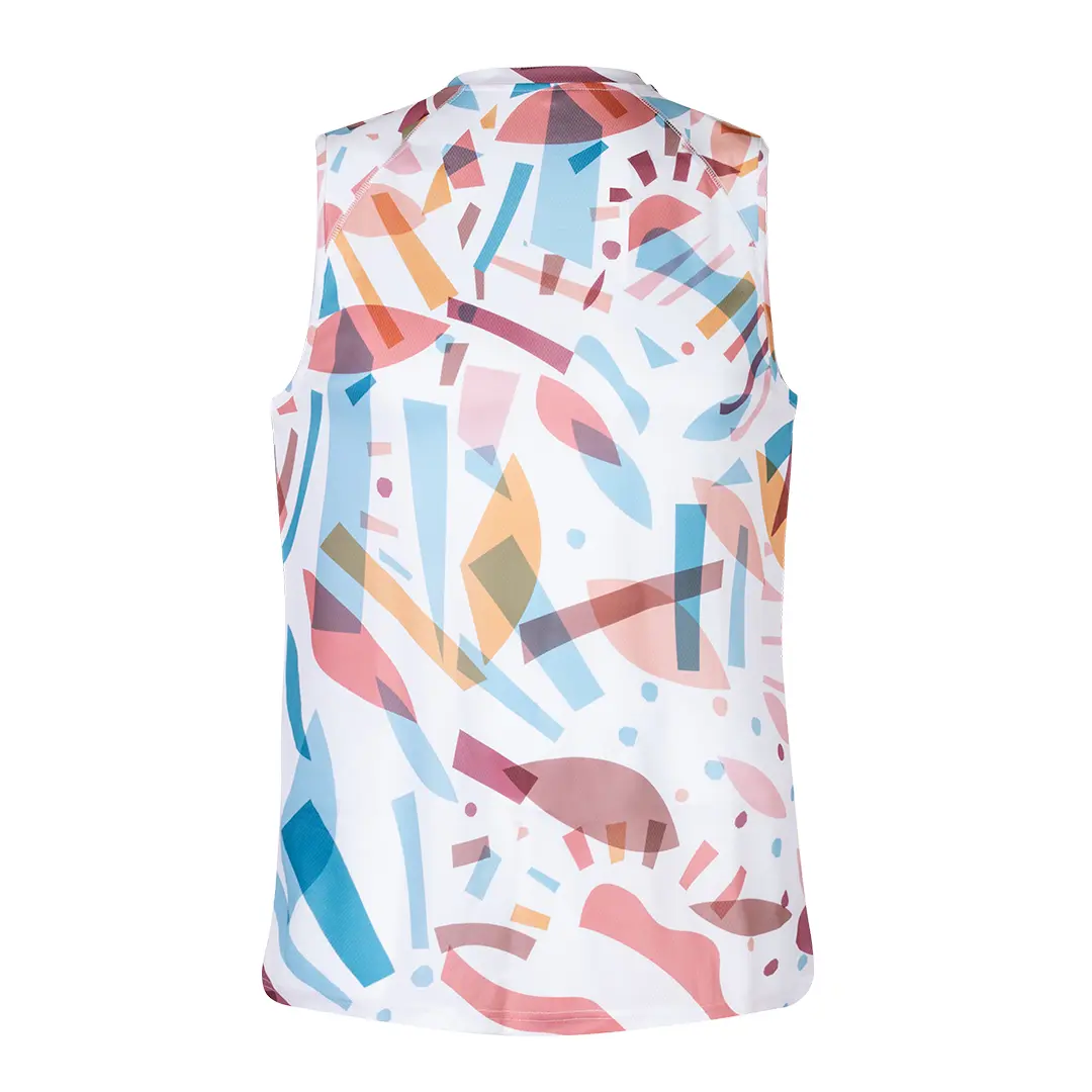 Camiseta sin mangas blanca con estampado abstracto en tonos azules, rosas y naranjas.