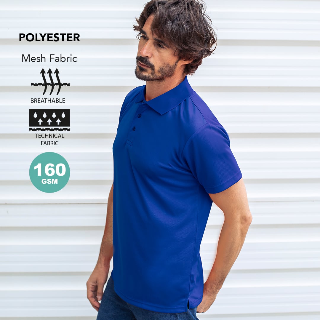 Hombre con polo azul de poliéster transpirable de manga corta.