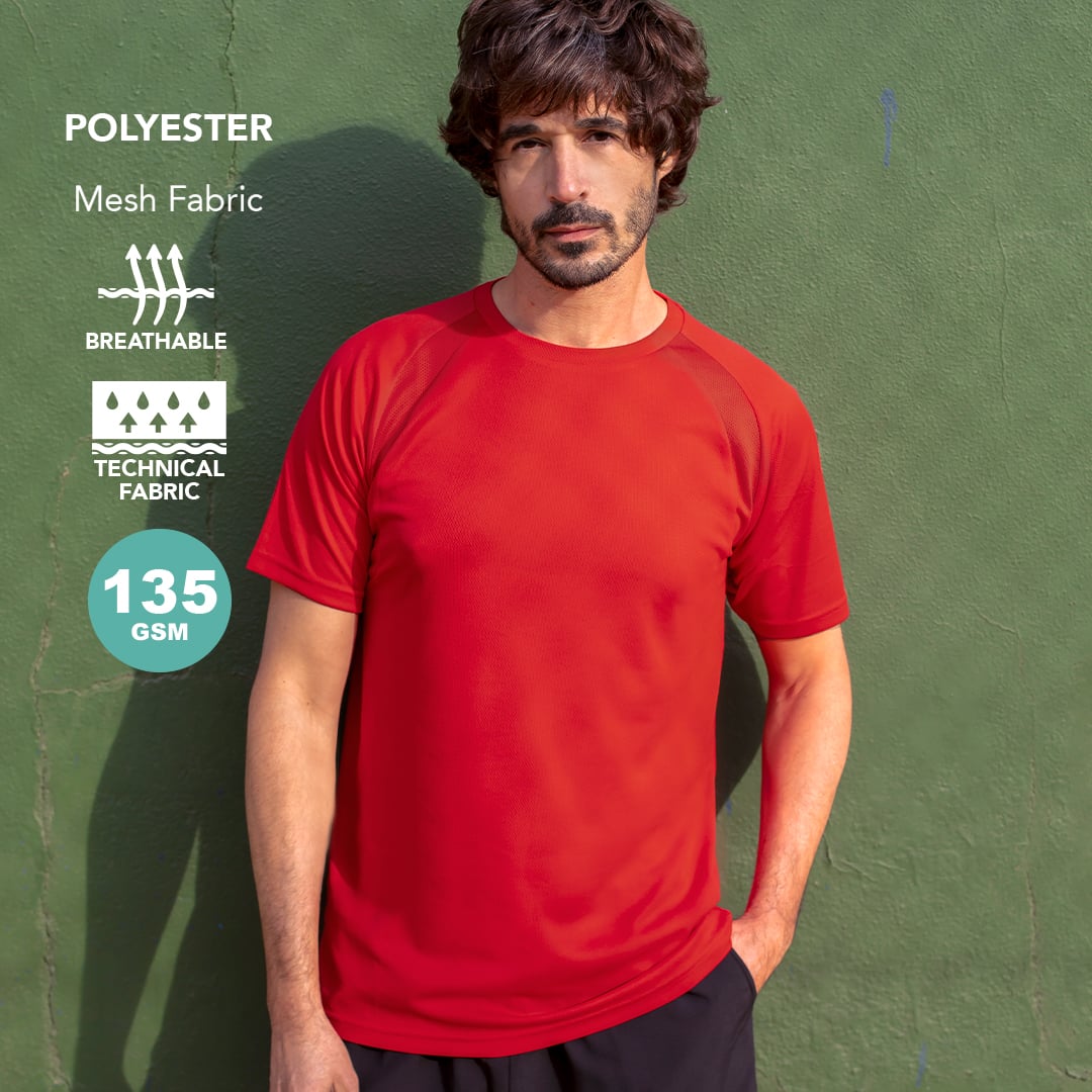 Hombre con camiseta técnica roja de poliéster transpirable de manga corta.