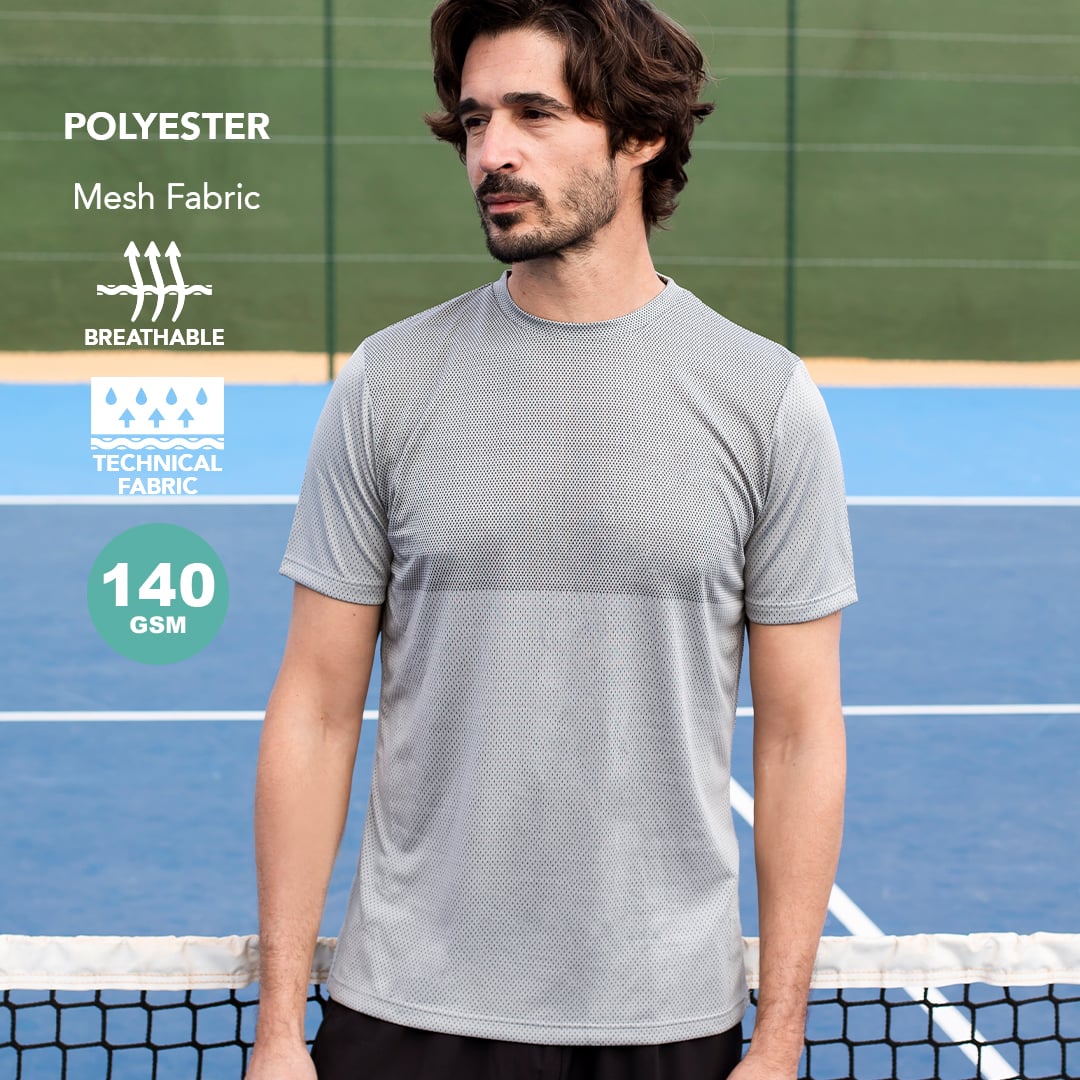 Camiseta técnica gris de poliéster transpirable con tejido de malla para deporte.