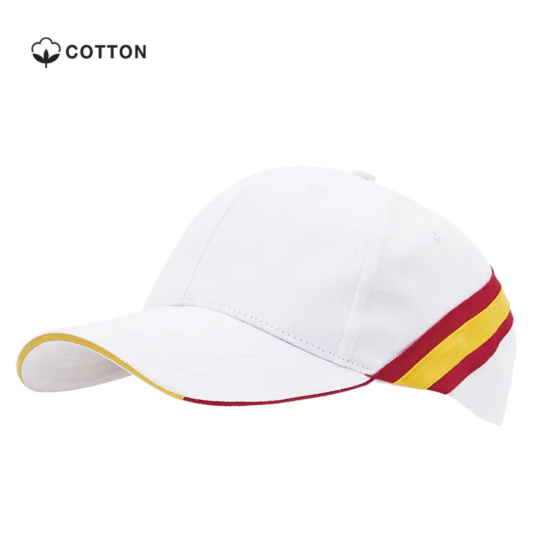 Gorra blanca de algodón con detalle de franjas rojas y amarillas en el lateral.