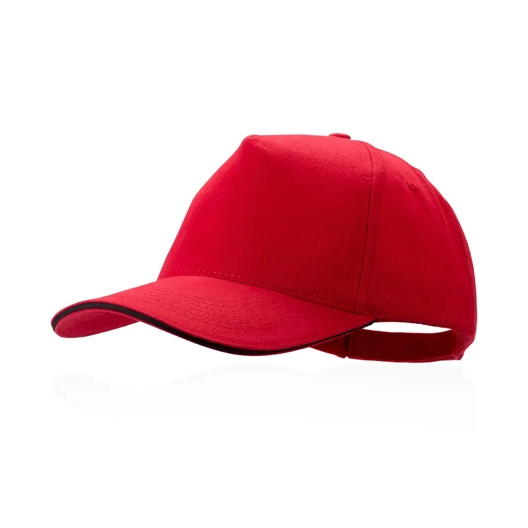 Gorra roja de algodón con visera curva y ajuste trasero.