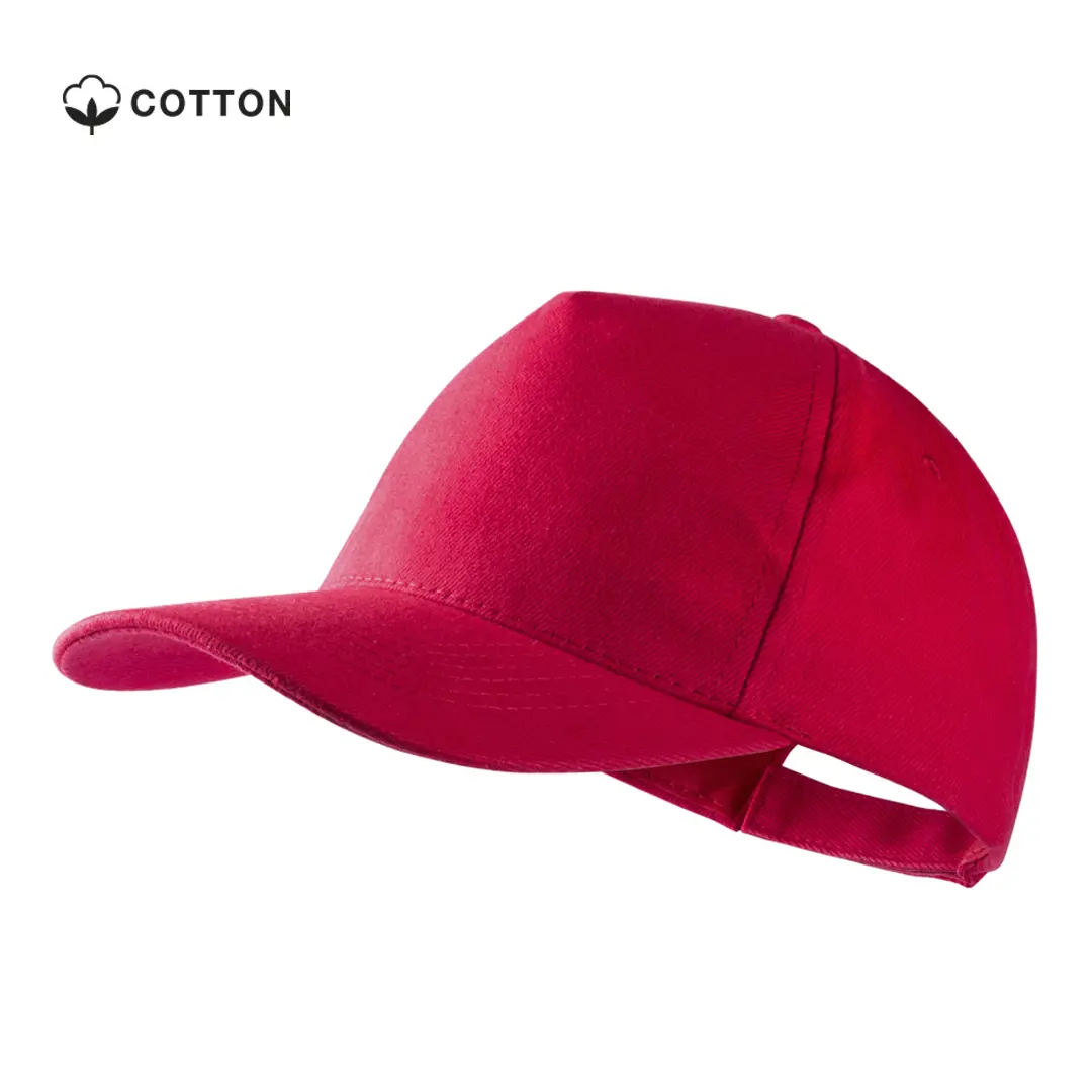 Gorra roja de algodón con cierre ajustable trasero.