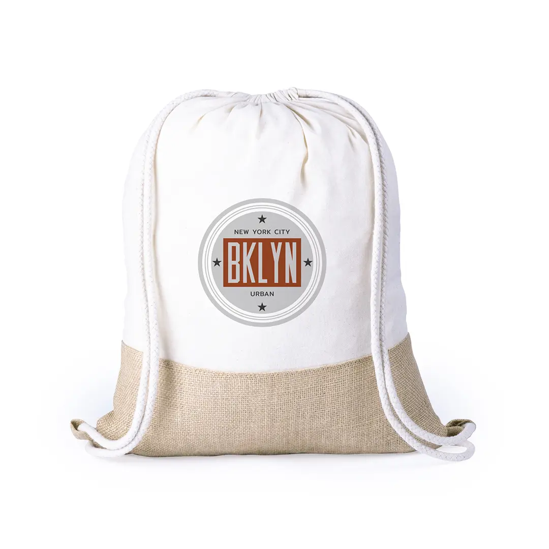 Mochila saco blanca con base de yute y logo circular con texto "BKLYN" en el centro.
