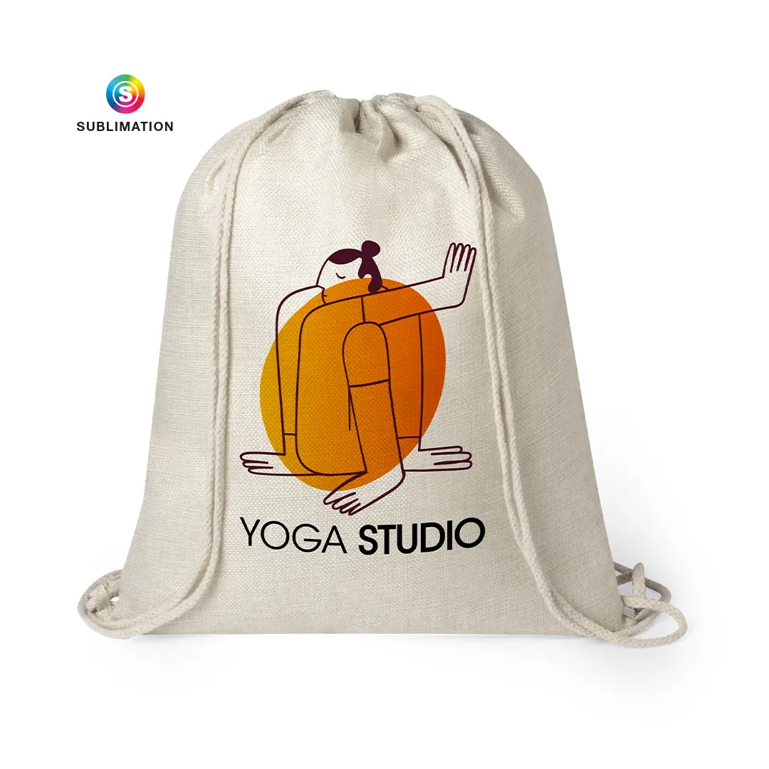 Mochila saco de algodón beige con diseño de figura humana en naranja y texto "Yoga Studio".