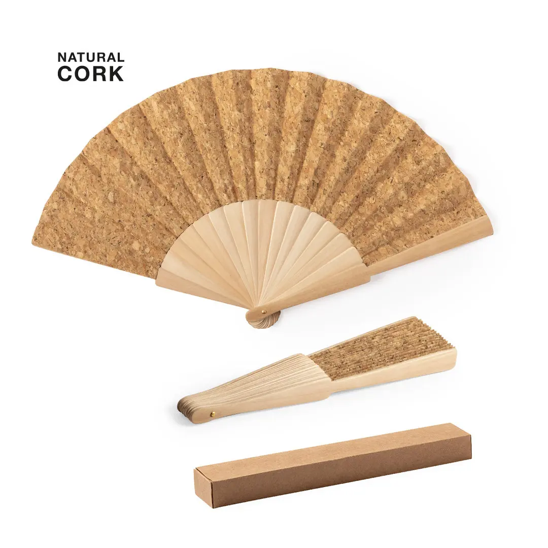 Abanico plegable de corcho natural con varillas de madera y estuche de cartón.