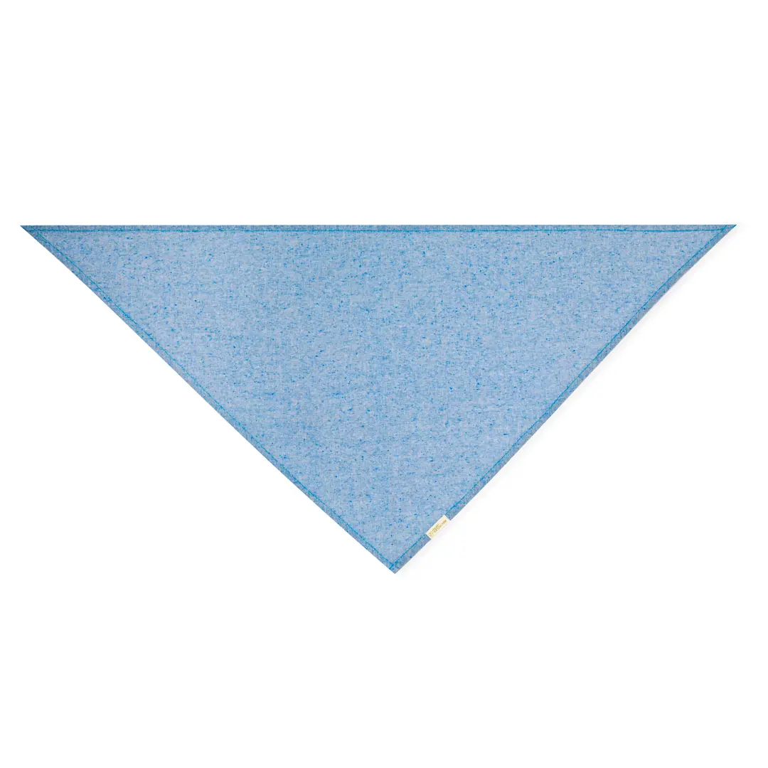Pañuelo triangular de tela azul claro con etiqueta pequeña en el borde.