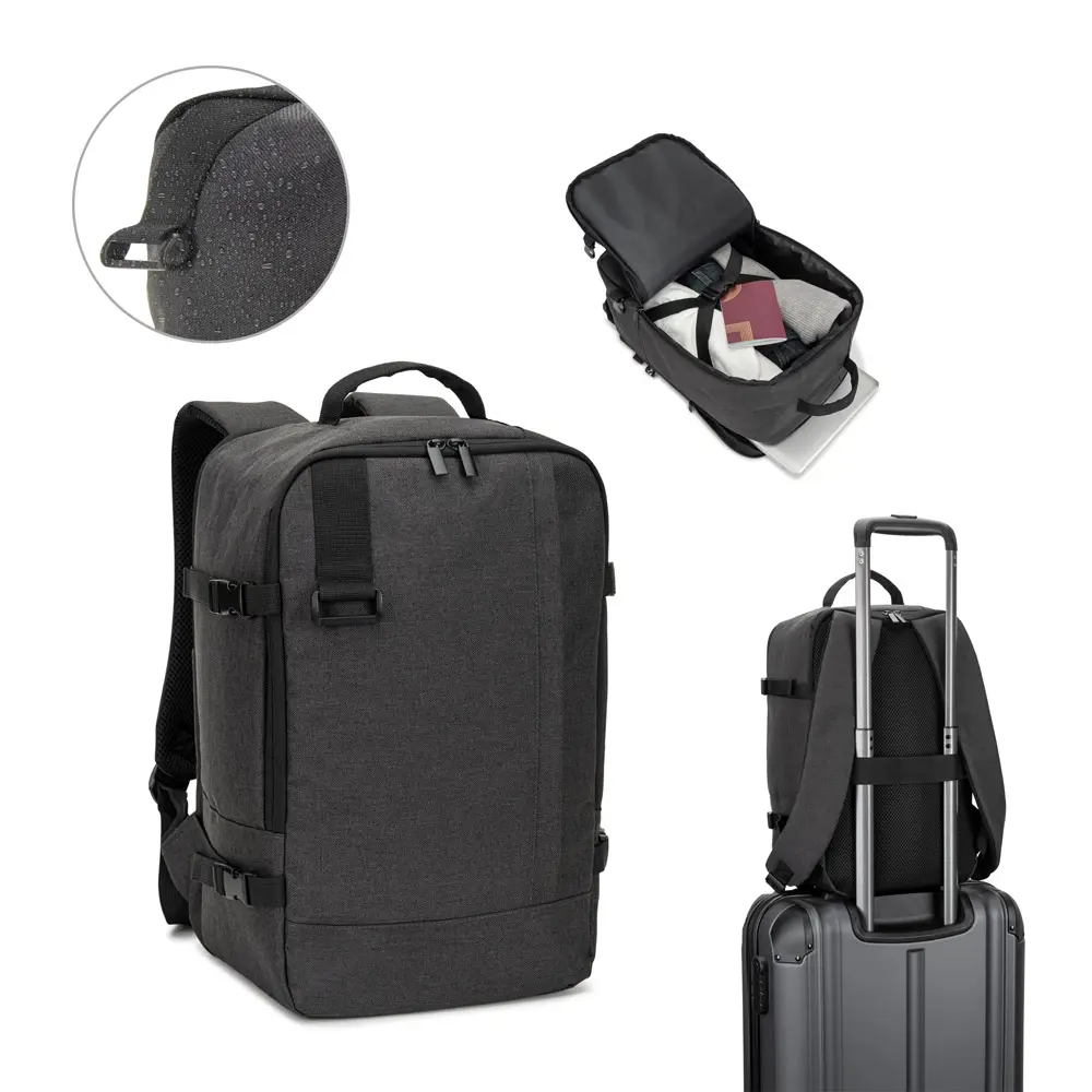 mochila de viaje negra resistente al agua con compartimento abierto que muestra ropa, pasaporte y portátil y correa para maleta trolley