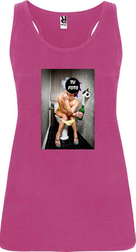Camiseta de tirantes rosa de algodón con estampado central de persona sentada en un baño con botella y cigarrillo.