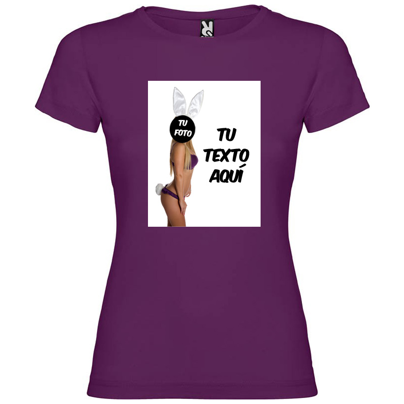 Camiseta morada de algodón con diseño personalizable de mujer con orejas de conejo y texto.