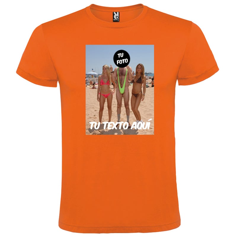 Camiseta naranja Roly con foto personalizada de tres personas en la playa y texto blanco.