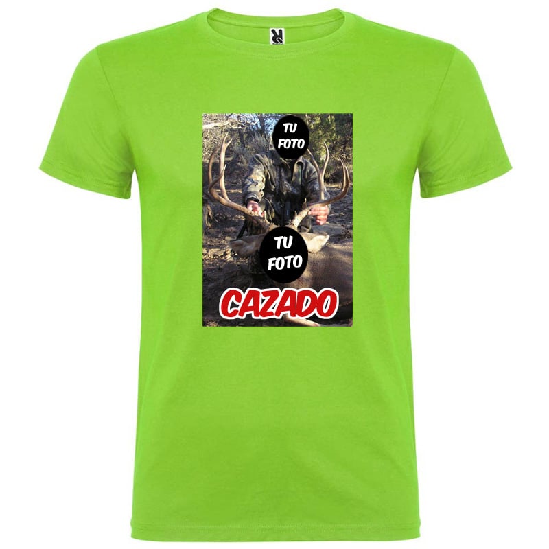 Camiseta verde con estampado personalizable de cazador con ciervo y texto "CAZADO".