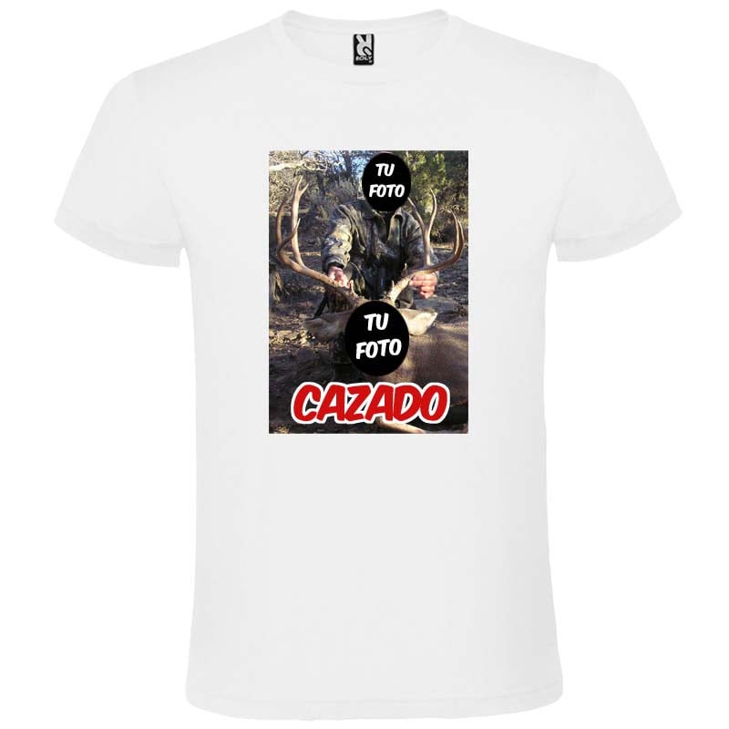 Camiseta blanca con diseño personalizable de cazador y ciervo abatido con texto rojo "CAZADO".