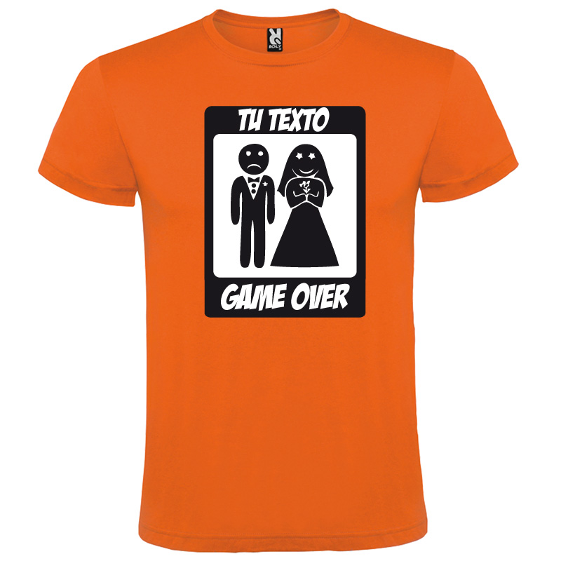 Camiseta naranja con diseño negro y blanco de pareja de novios y texto personalizable "Tu texto Game Over".