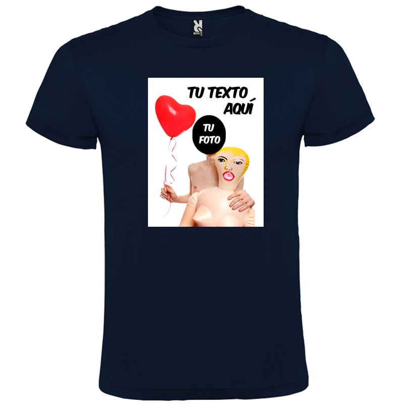 Camiseta azul marino con diseño personalizable que incluye globo rojo en forma de corazón y muñeca hinchable.