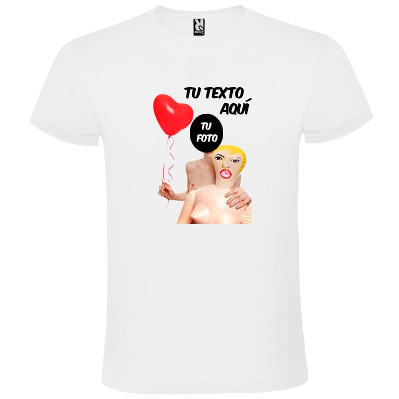 Camiseta blanca con diseño personalizable que incluye un globo rojo en forma de corazón y una figura inflable femenina.