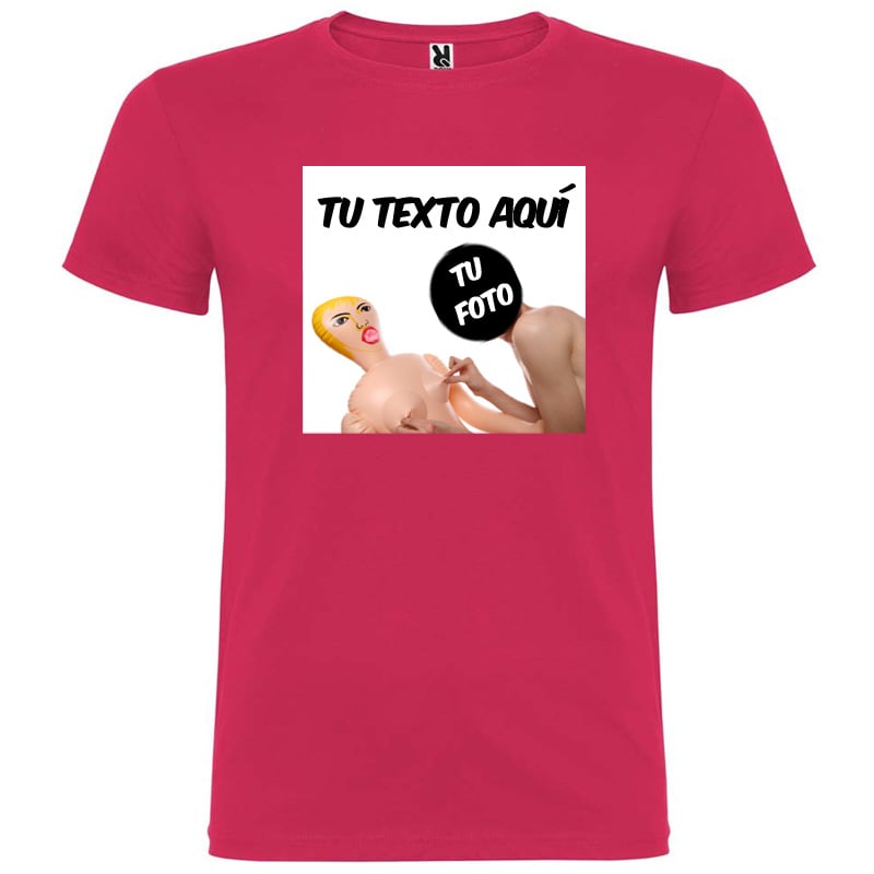 Camiseta rosa con estampado personalizable de texto y foto sobre fondo blanco.