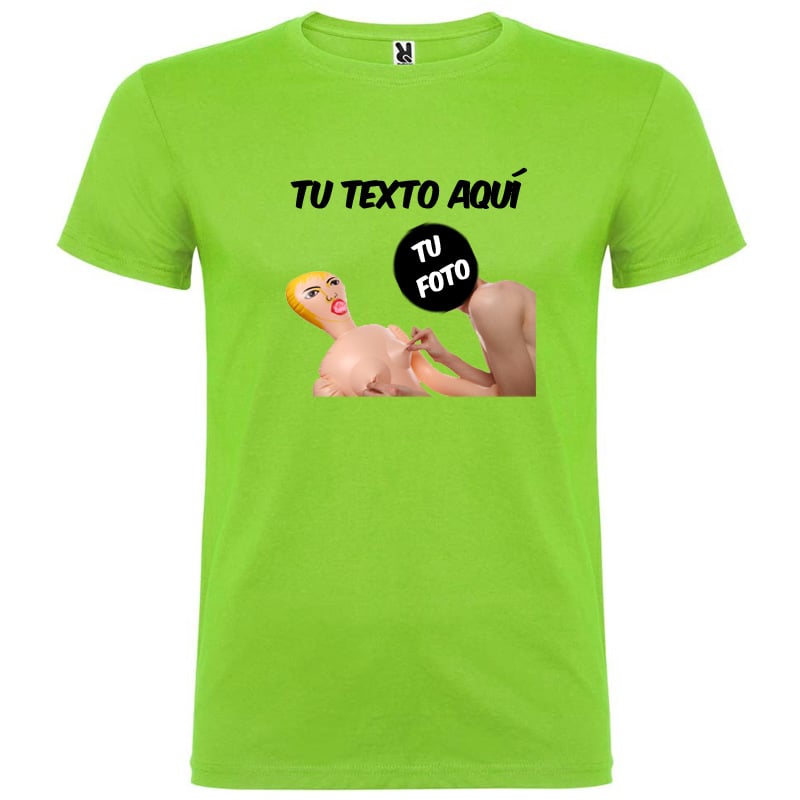 Camiseta verde con estampado personalizable que incluye texto negro y una imagen de muñeca hinchable.