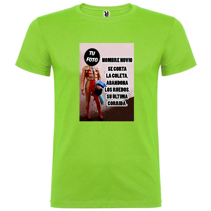Camiseta verde con estampado de torero y texto en blanco y negro.
