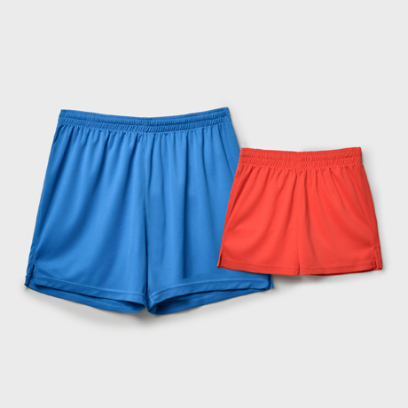 Pantalones cortos deportivos de poliéster en azul y rojo con cintura elástica.